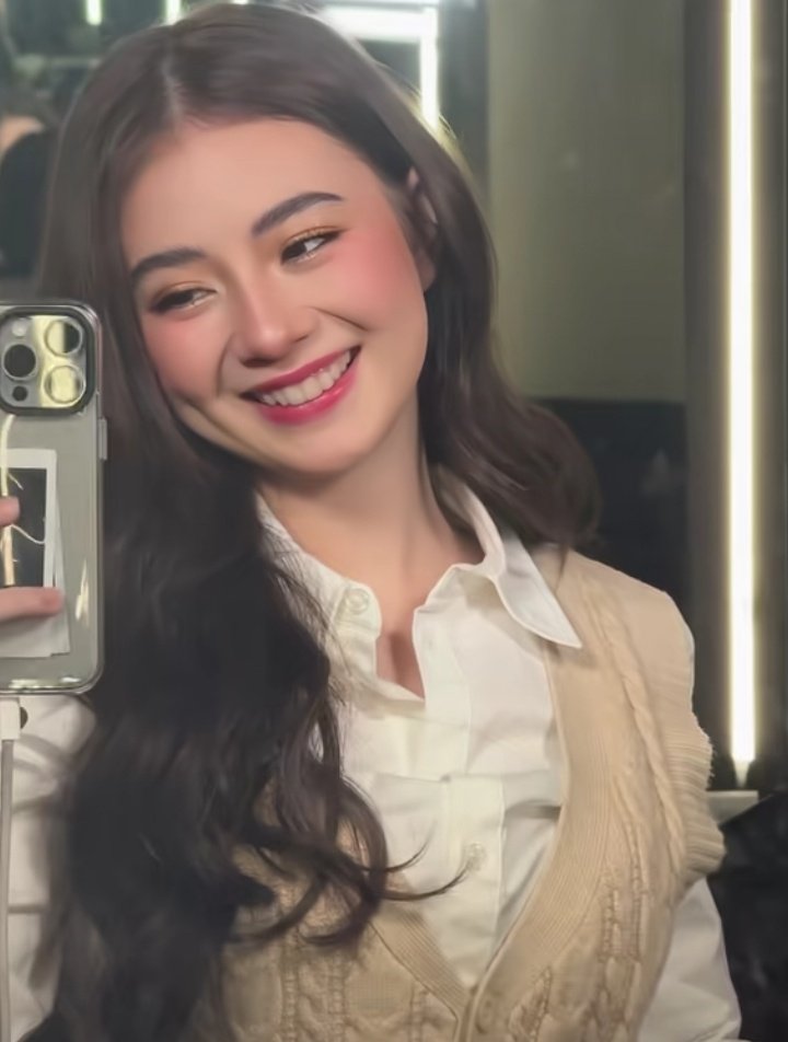 chandeeria's tweet photo. pretty ali <3 https://t.co/rY1Rs8gEIp