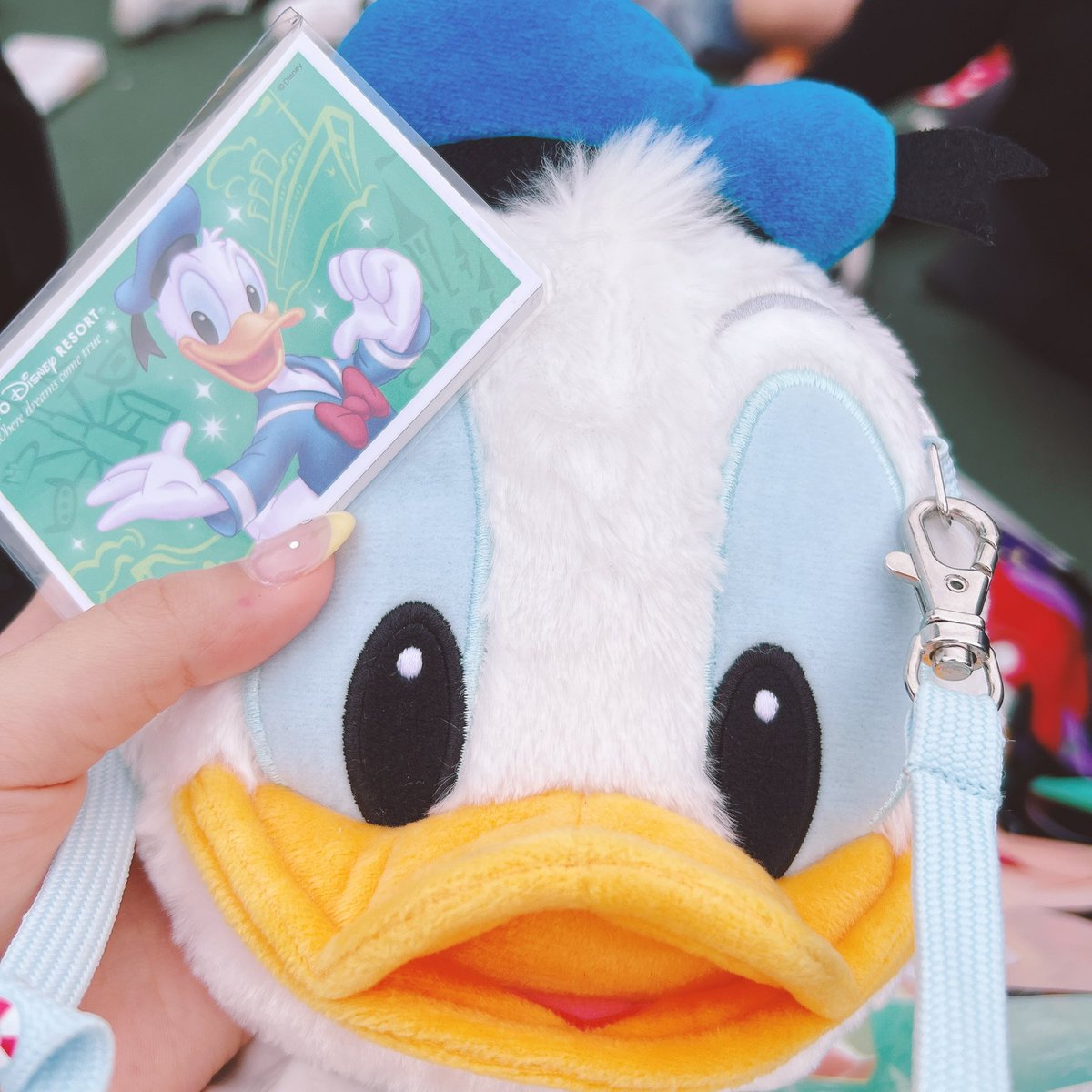 スマホの裏はまだゴリゴリにゾンビだけど、格好とグッズはめちゃくちゃドナルド🍠