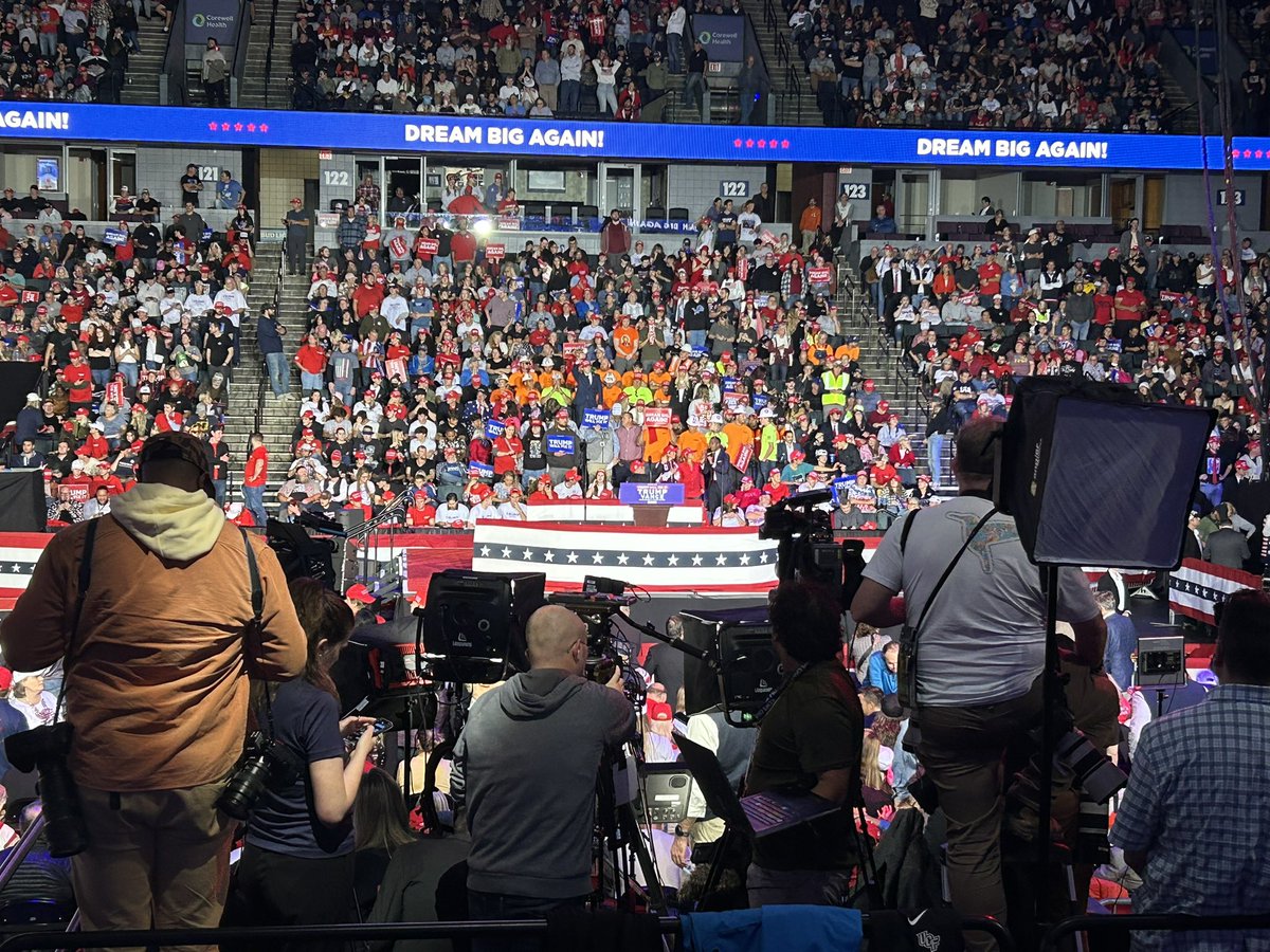 paula_pem's tweet photo. Notable también la diferencia de escenarios. Aquí, Grand Rapids @realDonaldTrump ⬇️ https://t.co/I0VRVBm8Pt