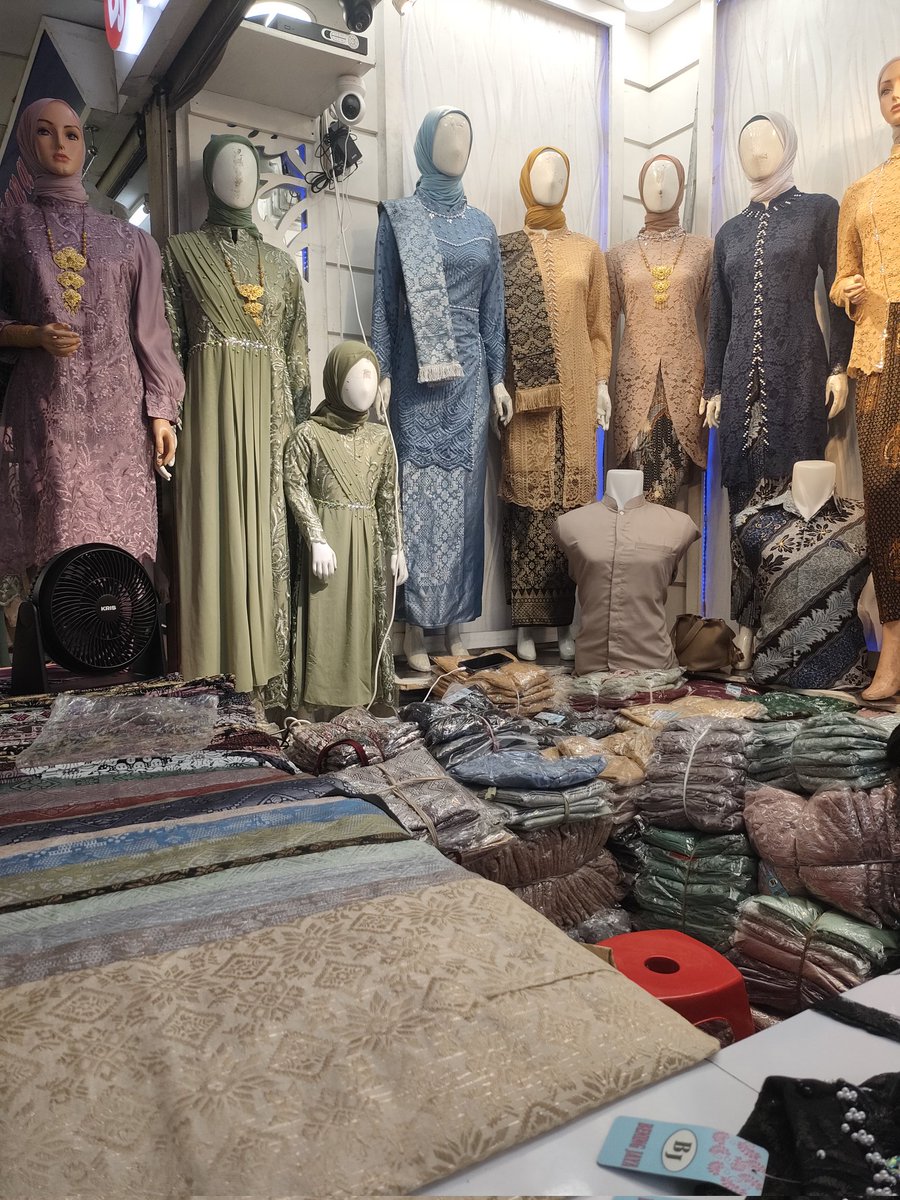 geminayyy11's tweet photo. WTS/ JUAL KEBAYA WARNA DENIM 

- Masih baru sama sekali blm di pakee 
- Ukuran XL( ld 104) dan M ( ld 98)
- Harga beli 1pcs 170 jual rugi jadi 120 

tg jual beli burkat kebaya wisuda, lamaran,graduation 

#zonauang
#wts
#graduation
#kebaya https://t.co/3a4ijzGQTX