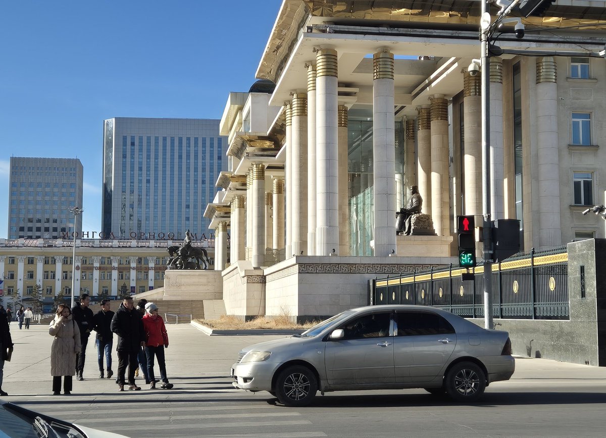 Гарцан дээр улаан гэрэл асаад байх шиг байгаам, гэхдээ яагаад ногоон гэрэл давхар асдаг юм болдоо. Төрийн ордныхонд зориулсан юм бол уу?