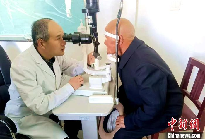 TibetNews11's tweet image. Zhang Shengqing, un #oftalmologo che aiuta il Tibet: lasciamo che i centenari riacquistino la vista e rallegrino la vita colorata dei residenti tibetani al confine