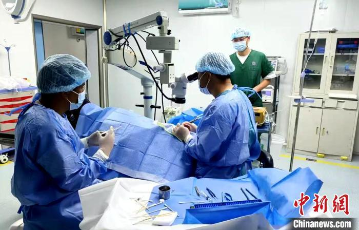 TibetNews11's tweet image. Zhang Shengqing, un #oftalmologo che aiuta il Tibet: lasciamo che i centenari riacquistino la vista e rallegrino la vita colorata dei residenti tibetani al confine