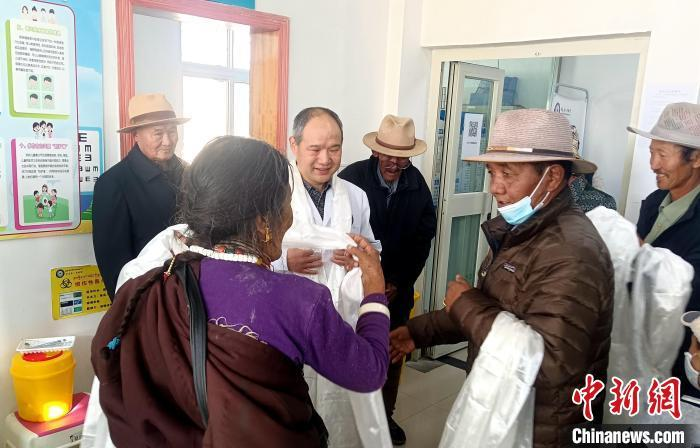 TibetNews11's tweet image. Zhang Shengqing, un #oftalmologo che aiuta il Tibet: lasciamo che i centenari riacquistino la vista e rallegrino la vita colorata dei residenti tibetani al confine