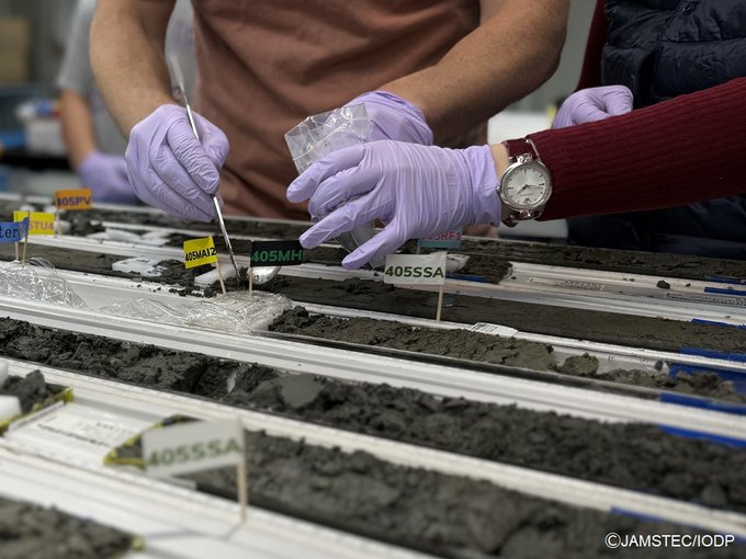 anzic_iodp's tweet image. On #WorldTsunamiAwarenessDay, a team of international scientists are drilling deep into the fault zone off the coast of Japan to sample rocks &amp;amp; better understand how tsunamis are created.
Learn more
usoceandiscovery.org/wp-content/upl… 
or
jamstec.go.jp/chikyu/e/exp40…
@Chikyu_JAMSTEC #JTRACK #IODP