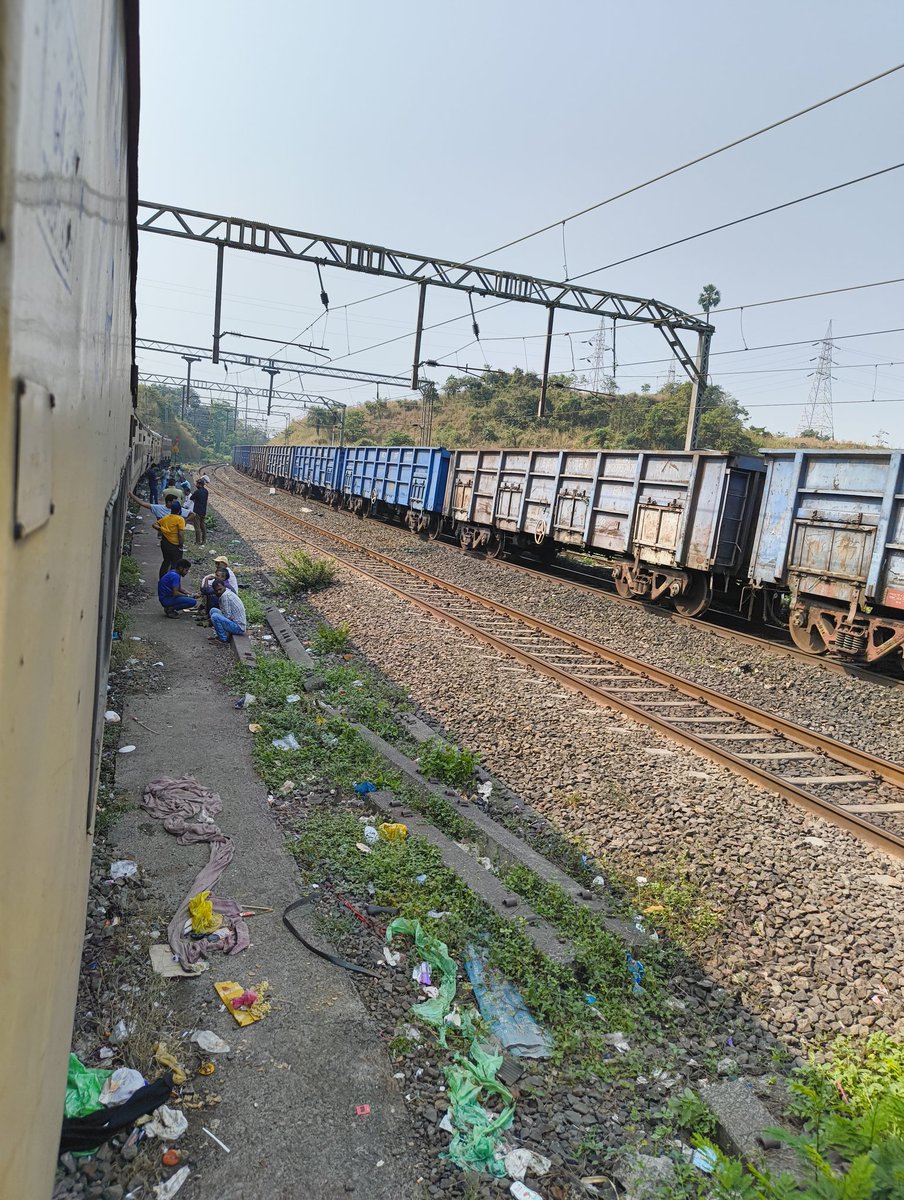 Akash_Ajay18's tweet photo. Stuck at Kalyan outer since an hour in an already 7 hours delayed train. Kab chalegi? 😕🫠 Train #01026
#IndianRailways @RailMinIndia @RailwaySeva @AshwiniVaishnaw https://t.co/76dsDxAgxr