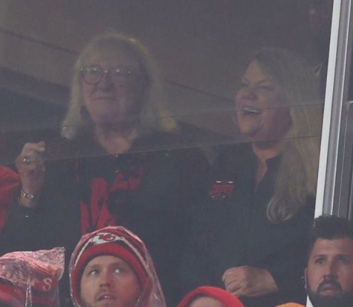 tscrazier's tweet photo. “and our mamas smiled and rolled their eyes and oh my my my” 🥰 https://t.co/fAma85rQ9i