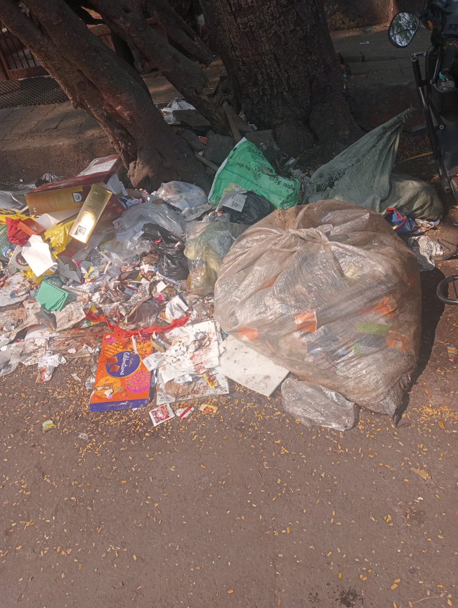 WeAllConnectwAc's tweet photo. @mybmc @mybmcSWD @mybmcSWM @mybmcWardPS 
Garbage still pile on a daily basis.
Can #BMC make sure these garbages care cleaned up on a daily basis.
@mashrujeet @ManishPachouly No action from BMC.

#cleanup 
#SwachhBharatMission 
#SwachhataHiSeva2024 
#swacha 
#cleanmumbai https://t.co/c35bppgn4h