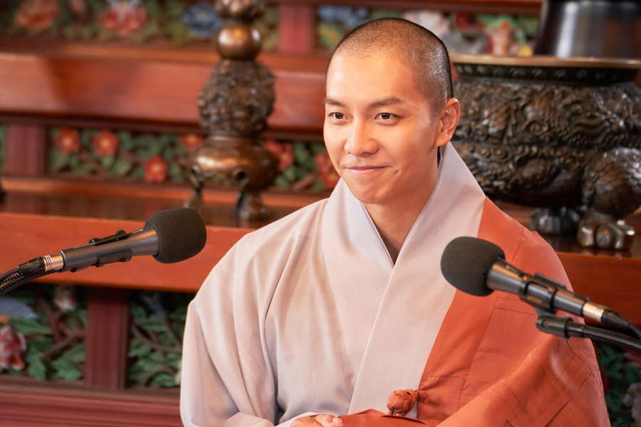 #LeeSeungGi Captivates As A Superstar Monk With A Secret Past In Upcoming Film “#AboutFamily”
soompi.com/article/170088…