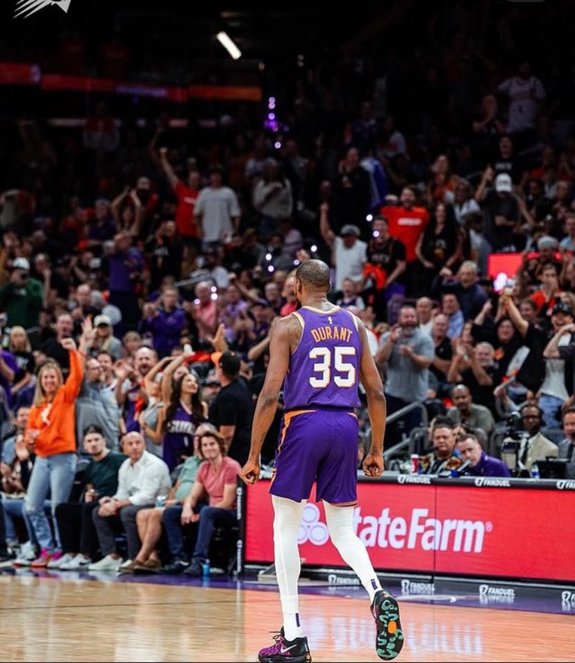 AndrewLeezus's tweet photo. KEVIN DURANT TONIGHT:

35 points 
6 assists 
4 rebounds 
1 block
14/20 FG

GAME WINNER. BEST PLAYER EVER https://t.co/MZYdIktDio