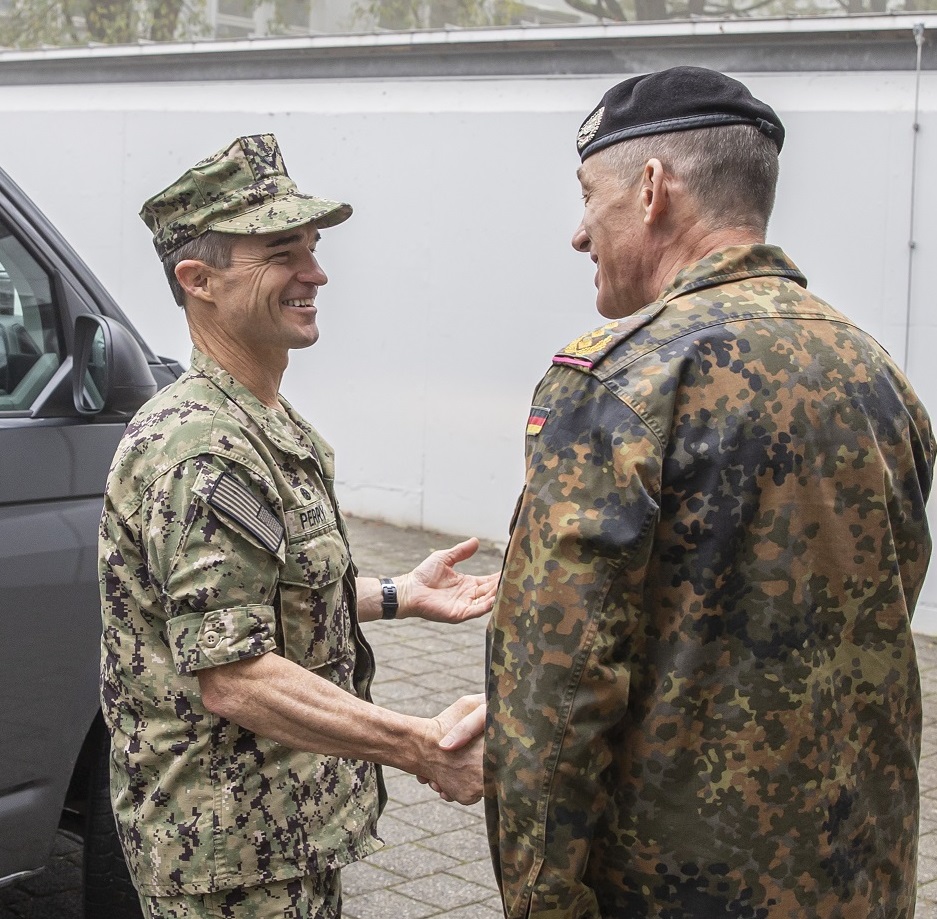 JsecNato's tweet image. 💪Strengthening the transatlantic link🤝 
#JSEC COM LTG Kai Rohrschneider warmly welcomed COM @JFCNorfolk, 🇺🇸 VADM Douglas Perry and emphasized: "Keeping the transatlantic link open and strong is decisive for the #Alliance."
#StrongerTogether #WeAreNATO