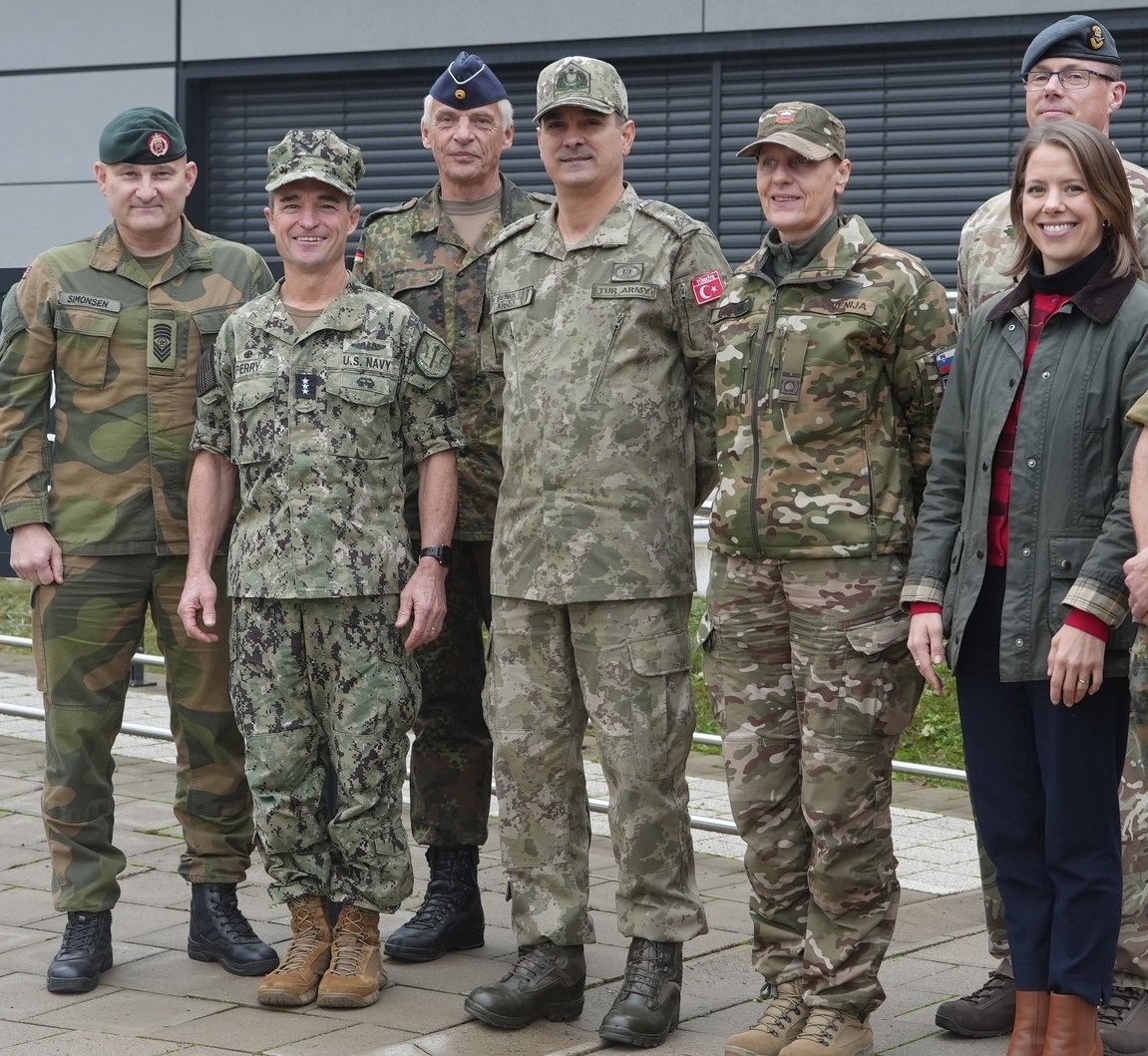 JsecNato's tweet image. 💪Strengthening the transatlantic link🤝 
#JSEC COM LTG Kai Rohrschneider warmly welcomed COM @JFCNorfolk, 🇺🇸 VADM Douglas Perry and emphasized: "Keeping the transatlantic link open and strong is decisive for the #Alliance."
#StrongerTogether #WeAreNATO