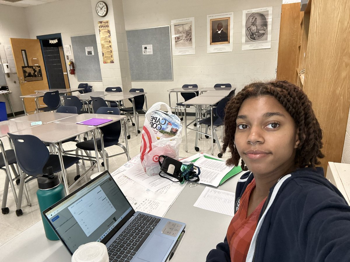 Jaybell92's tweet photo. Twenty-two years of life and many more to come, from birth to high school and college graduation, and now embarking on an educational career as a high school teacher, my lovely princess. Happy 22nd Birthday Janae Bell https://t.co/b88BBsKzxD