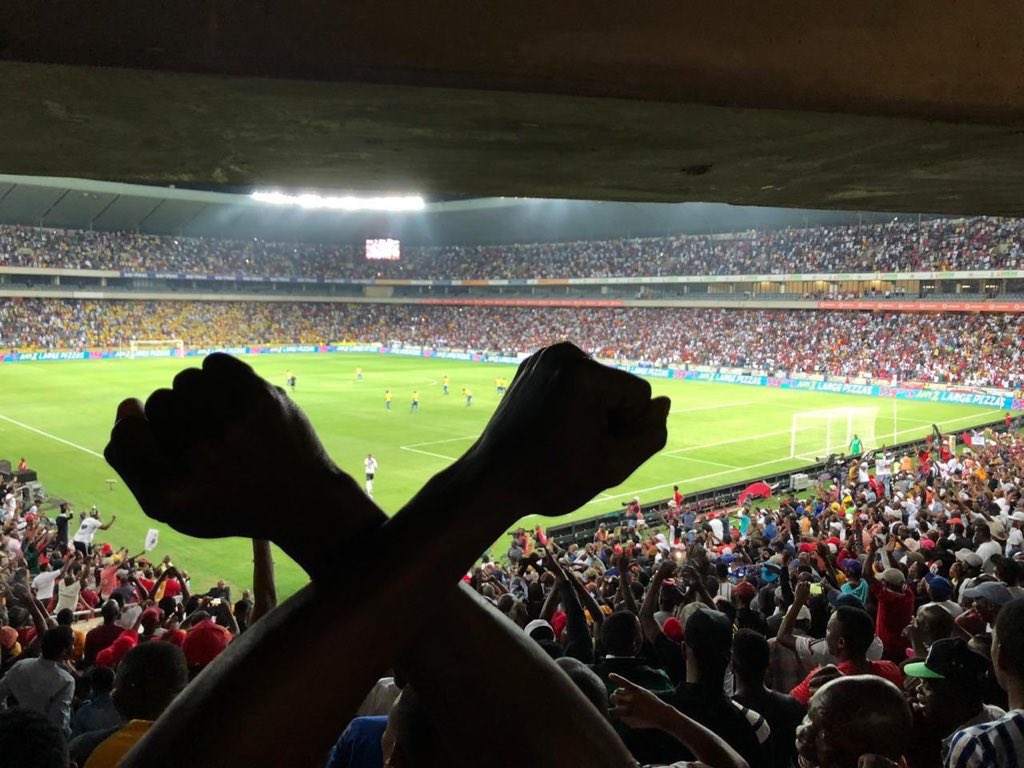 lasb0rn's tweet photo. 🏴‍☠️⚪️⚫️🔴#MatchDay @orlandopirates https://t.co/PI44Xsa6uT