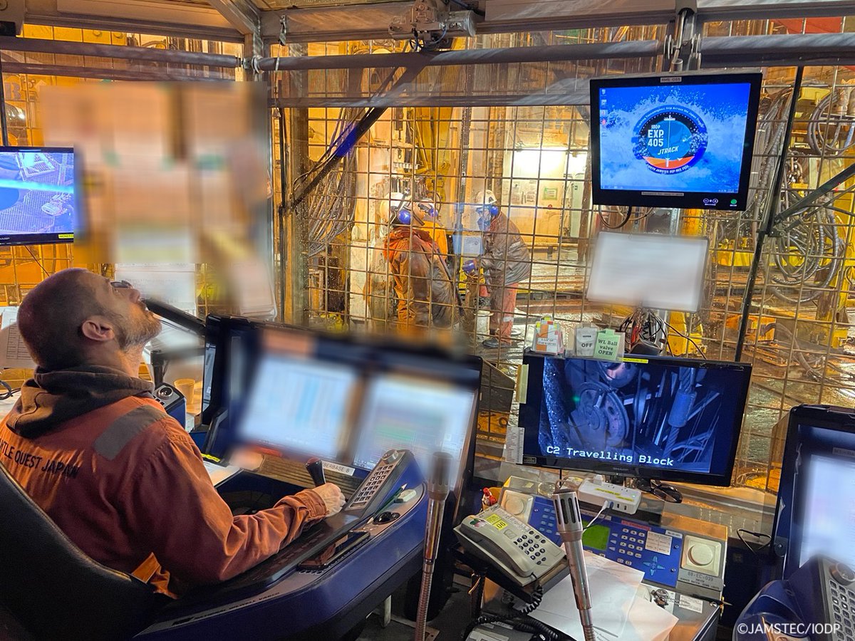 Chikyu_JAMSTEC's tweet image. 11/2 (Sat) A little after midnight, the first new #coresample arrived aboard #Chikyu. 
The Driller&apos;s House, the heart of drilling operations, is working hard to get core samples quickly &amp;amp; efficiently; we are off to a good start❗️
#JTRACK #IODP #JAMSTEC