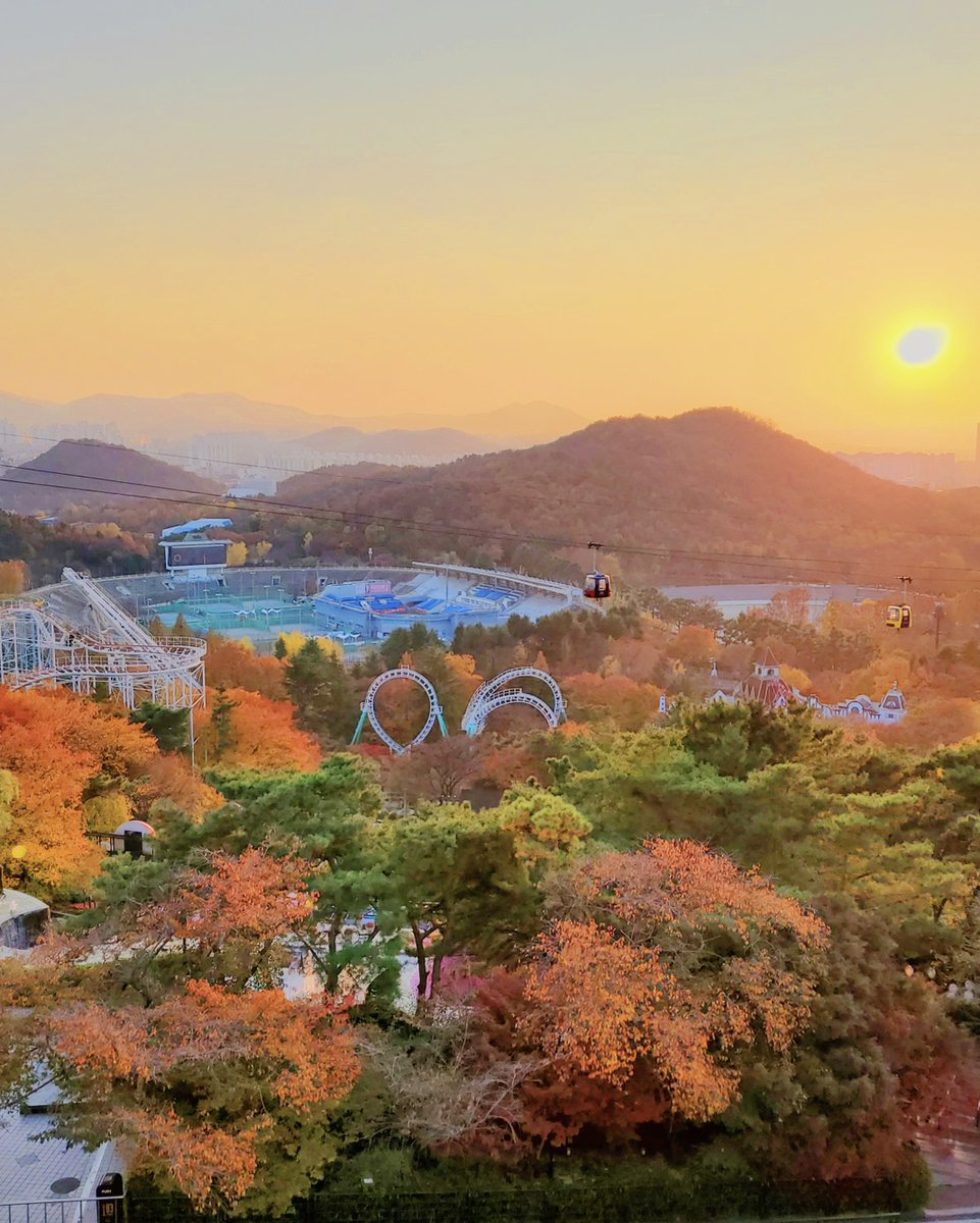 eworld_daegu's tweet photo. 흔한 #대구 #단풍명소 .jpg
여기가 어디냐고 ? 바로 #이월드 
이월드는 단풍도 왕 예쁨 !!😤😤
지금 서서히 물드는 중이라고 하니깐 서둘러‼ https://t.co/WupxedOEIx