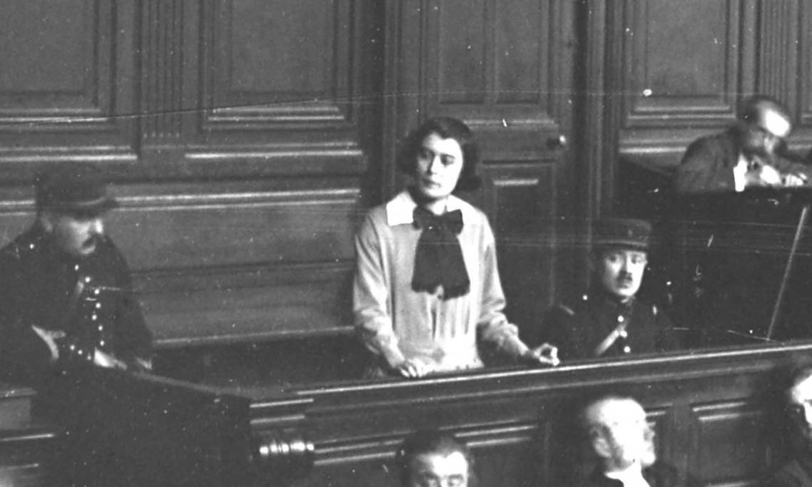 #LeSaviezVous? Si on lui reconnaît des motivations politiques, Germaine Berton est aussi présentée dans la presse comme une jeune femme immature et dépassée par son geste. Son avocat, Henry Torrès, construit sa défense là-dessus, malgré les revendications du crime de sa cliente.