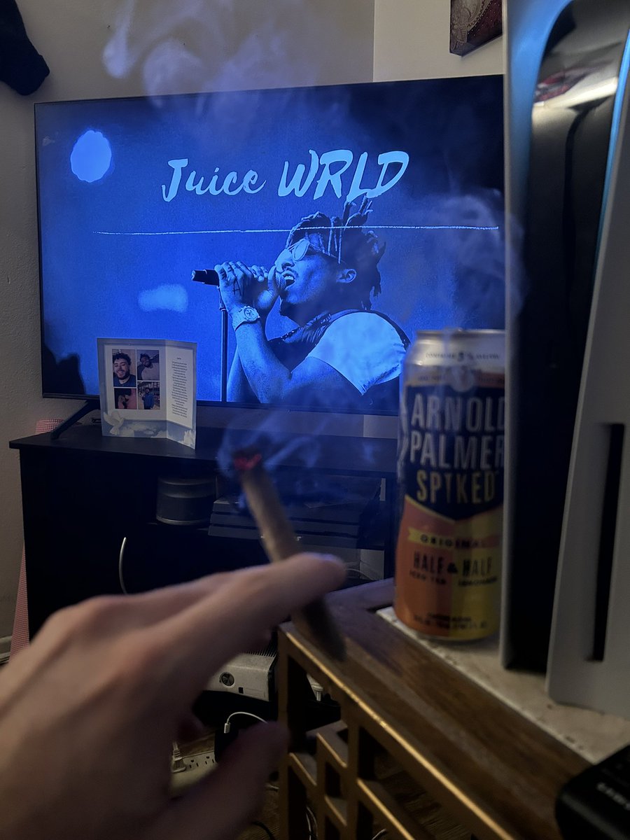 I can’t stop myself from going down this road, I need a jacket ain’t know it was this cold, I’m all alone, through the dark I roam 🪫