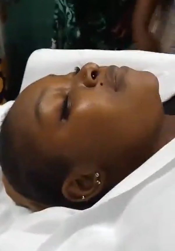 Kirikuu20's tweet photo. Moja wa wanawake katika kashfa  ya $ê* ya waziri wa Equatorial Guinea anadaiwa kujiua baada ya kuona video zake zinazovuma kila https://t.co/aV9lKQb5pp mke wa kiongozi mkubwa.
Rest in peace 🤔🕊️

Video ya huyu dada nimeweka kwenye komenti 

Don’t open thread in public 🔞 https://t.co/km0jlhHH6l