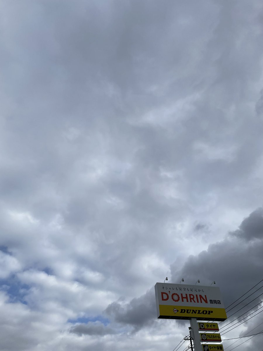 道も、こんにち輪☀️
完全にタイヤ交換のピークを迎えております🛞✨！！
事前予約がない場合はお待ちいただきますが、どしどしお問い合わせくださいね⭐️

#企業公式 
#イマソラ 

さっきミゾレ降ってましたね💦
みなさま運転ご安全にです👍✨