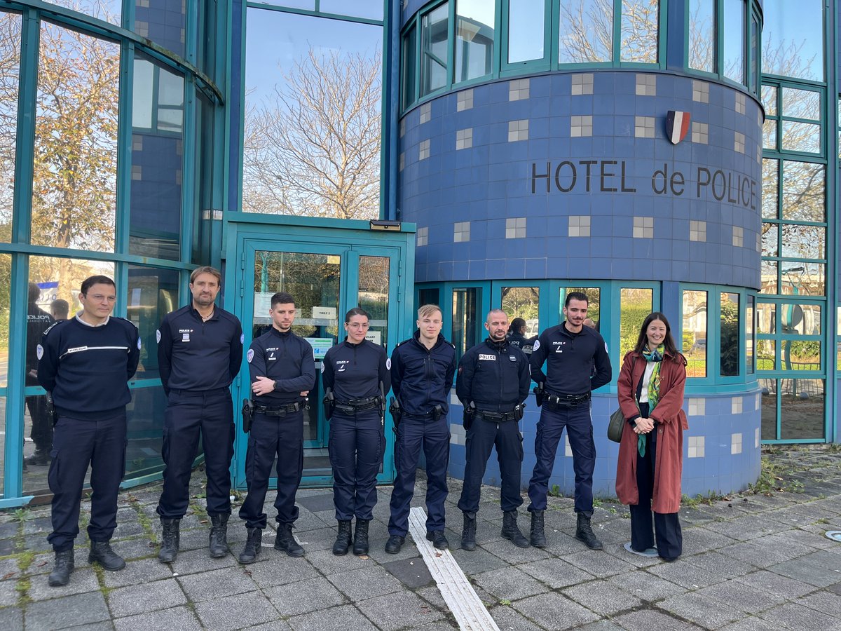Prefet89's tweet image. 04/11 | #Sécurité
👮‍♂️👮‍♀️ Le commissariat de #Sens a accueilli 6 nouveaux policiers, en présence de la directrice de cabinet du préfet de l'#Yonne et du directeur interdépartemental de la police nationale🚓
✅1 brigadier-chef
✅5 gardiens de la paix
🤝Bienvenue à eux dans l'Yonne !
