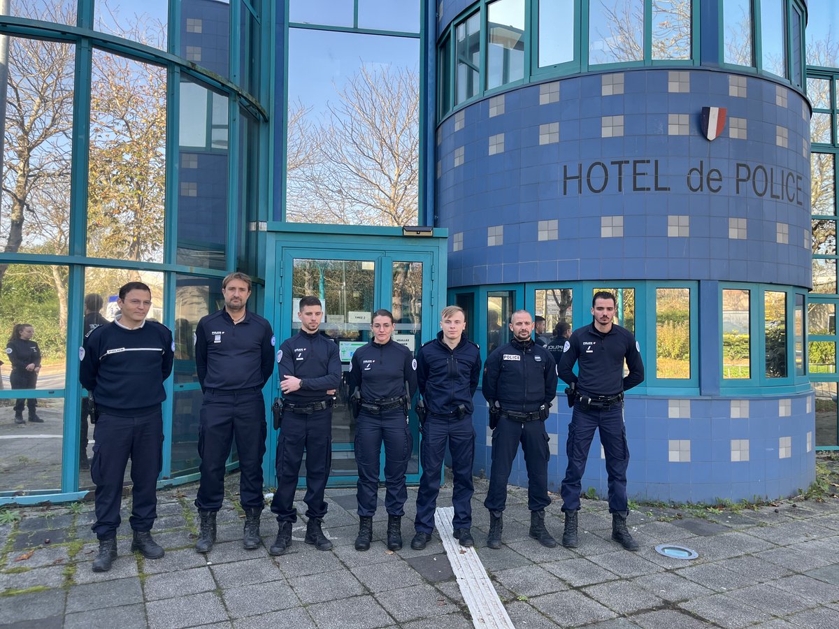 Prefet89's tweet image. 04/11 | #Sécurité
👮‍♂️👮‍♀️ Le commissariat de #Sens a accueilli 6 nouveaux policiers, en présence de la directrice de cabinet du préfet de l'#Yonne et du directeur interdépartemental de la police nationale🚓
✅1 brigadier-chef
✅5 gardiens de la paix
🤝Bienvenue à eux dans l'Yonne !