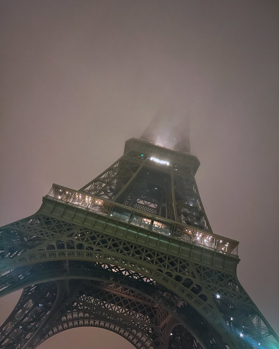 Il faut être à ses pieds pour la voir…  #paris #toulon