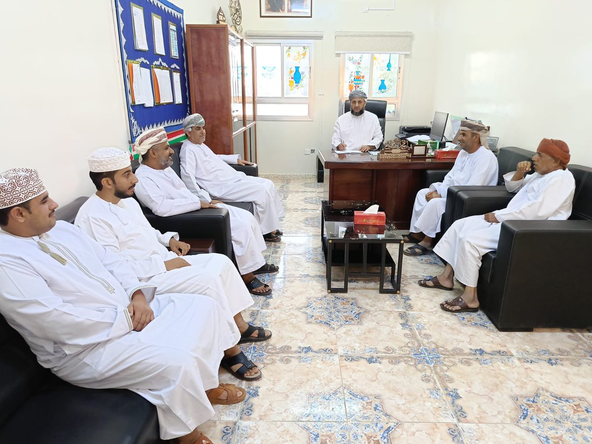 اجتماع الإدارة مع حراس المدرسة لمناقشة بعض الأعمال المطلوبة والخاصة بعمل الحارس لحفظ الأمن ومتابعة مرافق المدرسة.