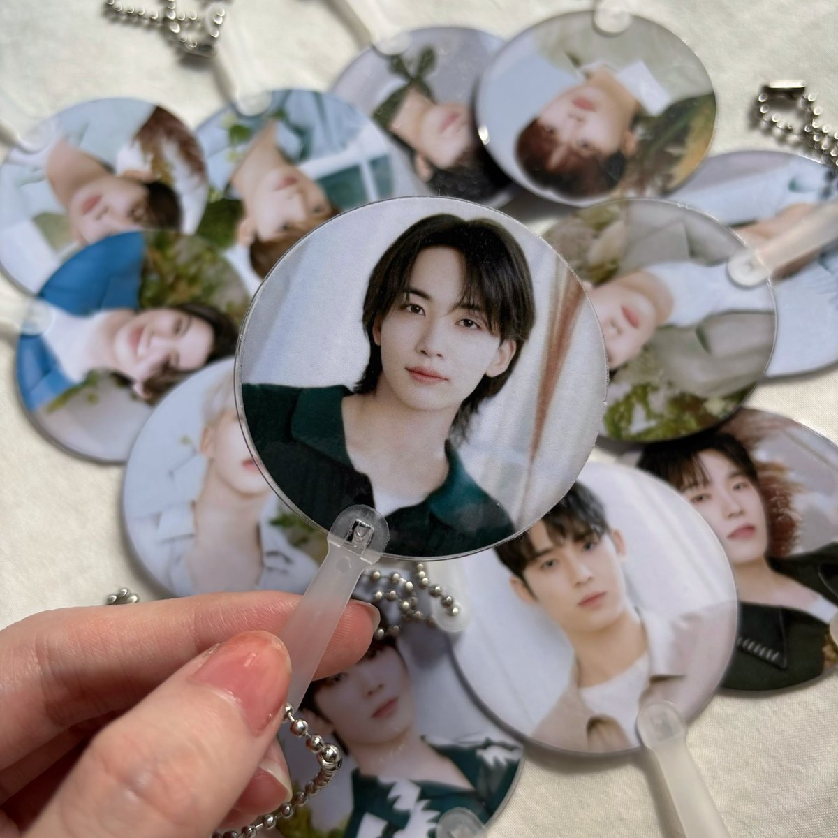 hoonawinky's tweet photo. Hi. If you’re looking for affordable supplier for mini uchiwa/pickets for souvenirs or freebies for the bulacan concert, you can check my tiktok shop or dm me. Discounted price for bulk orders ✨🫶🏻

#SEVENTEEN #svt #SEVENTEEN_RIGHT_HERE_IN_BULACAN https://t.co/7FknU9ZLOW