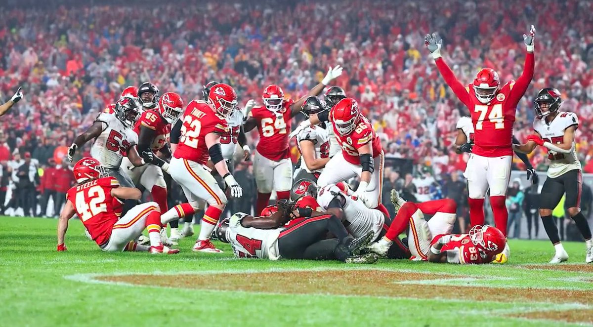 bnice19831's tweet photo. RT if your team is the CHIEFS https://t.co/YfZymqDjOn