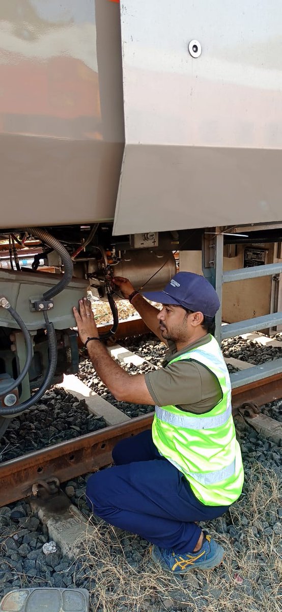 RDSOLucknow's tweet photo. RDSO Team is carrying out COCR trials of the 16 coach Namo Bharat Rapid Rail (NBRR) rake between ADI-MCT. 
The trial is being carried out at an operational speed of 130 kmph, paving the way for speed certification of NBRR rakes at 130 kmph both in 16 coach/ 12 coach configurations. 
@RailMinIndia
#TransformingRailways