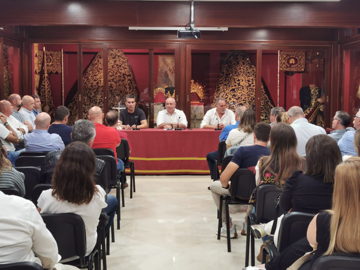 VIII Mesa Redonda de Diputados y Auxiliares. El Martes Santo desde la música. Los directores de nuestras bandas nos cuentan su día a día, su Estación de Penitencia, los repertorios, los tiempos de paso, etc.
No debes intentar ser mejor que todos, debes aprender de los demás.