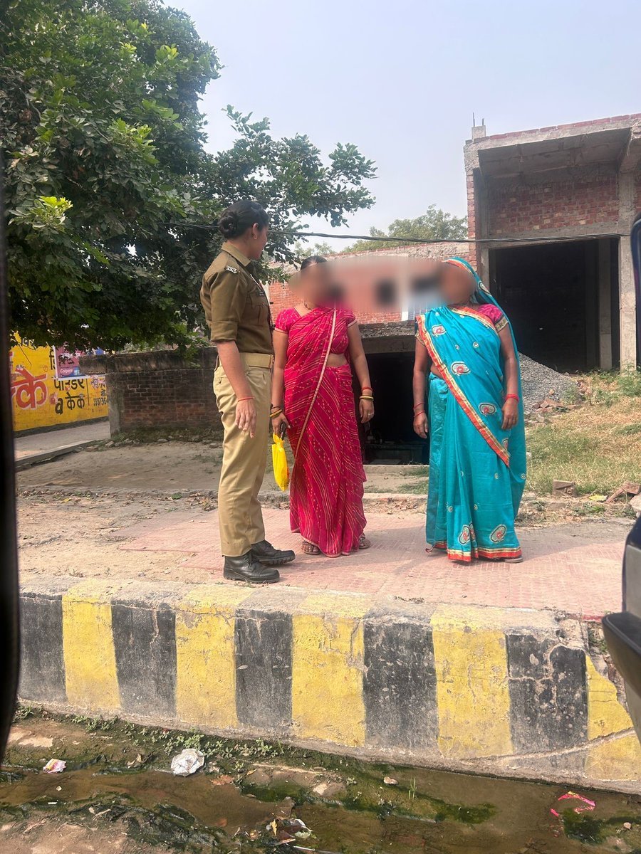 mediaCellfgh's tweet photo. पुलिस अधीक्षक जनपद फतेहगढ के निर्देशन में थाना मेरापुर महिला सुरक्षा विशेष दल द्वारा महिलाओं व बालिकाओं को हेल्पलाइन नंबर 1098/181/112/1090/1076 व महिला सम्बन्धी अपराधों के प्रति जागरुक किया गया। #MissionShakti #MissionShaktiUP https://t.co/RdtVElggE4
