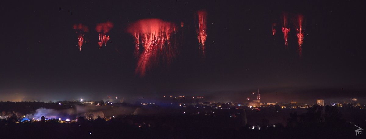 Nous commençons la journée avec cette superbe photo d'une tempête de Farfadets dans le ciel de #Bergerac. Elle a été capturée dans la nuit du 1er au 2 novembre et elle est signée Nicolas Escurat. Bravo et merci 👏😉