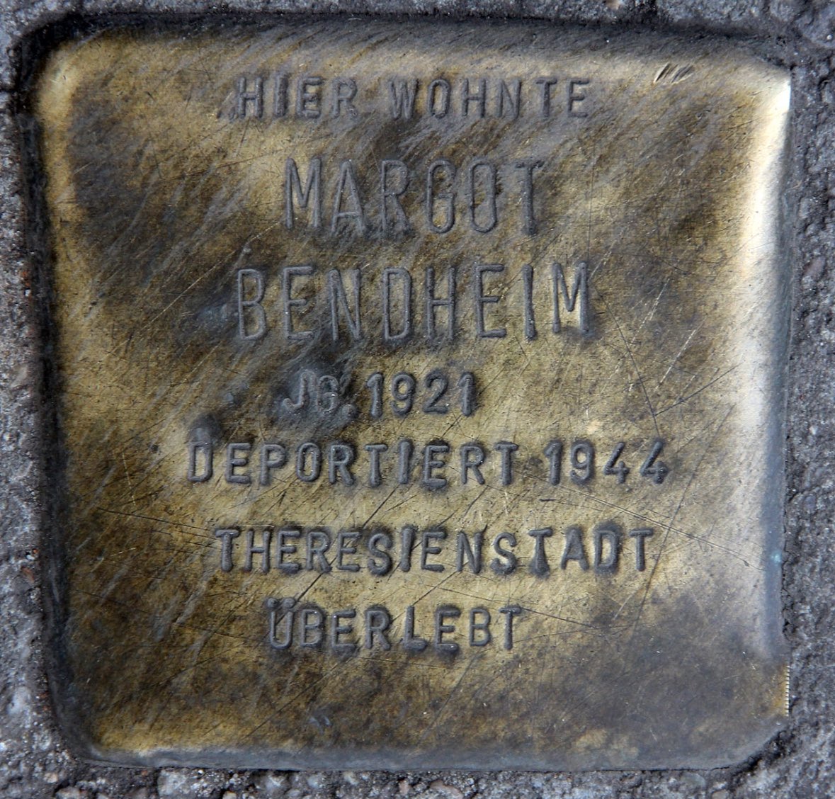 Peine01's tweet photo. Margot Friedländer, geb. als Margot Bendheim am 5. November 1921 in Berlin, ist eine der wenigen heute noch lebenden Überlebenden der Shoa. Bis heute warnt sie vor dem erneuten Erstarken des Nationalismus und tritt als Zeitzeugin auf.
Herzlichen Glückwunsch zum 103. Geburtstag https://t.co/uxhZgLbjmy