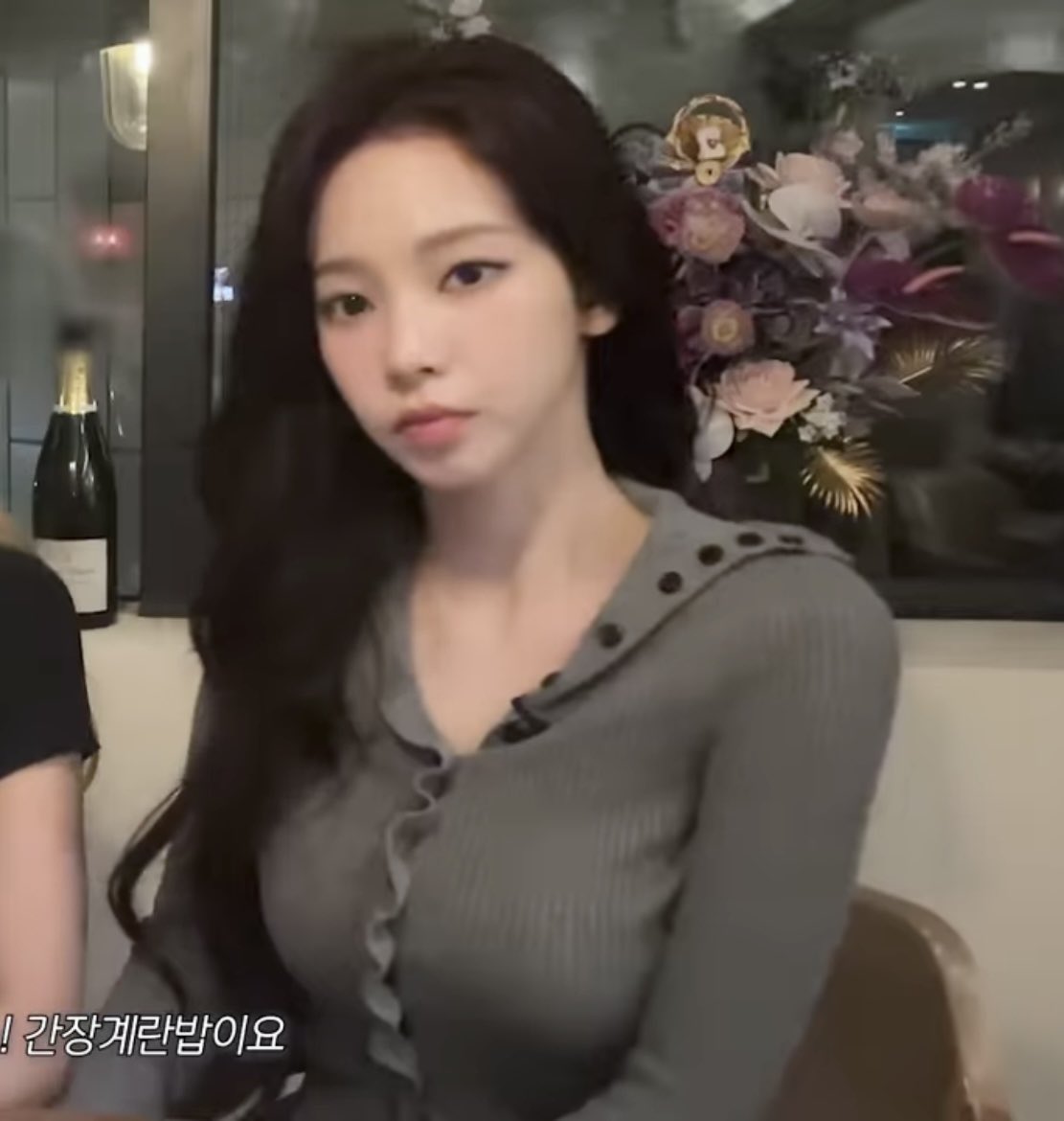 huiloenu's tweet photo. 원진스튜디오 라는브랜드인데 카리나양처럼 적당히 단추조절해서 입으면 넘이쁜듯 👩🏼‍❤️‍💋‍👩🏼… https://t.co/xouUWbUTMT