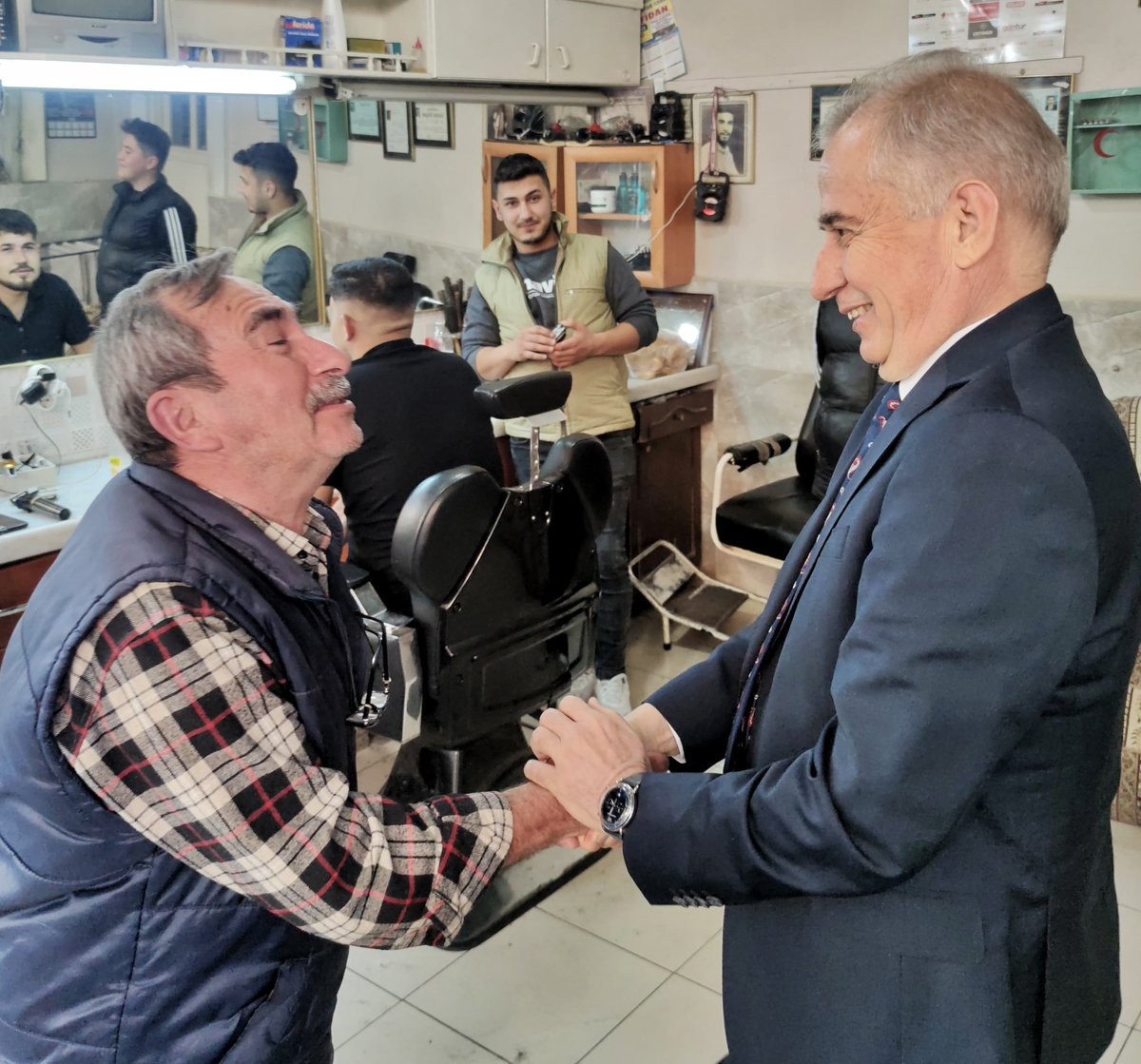 osmanzolan's tweet photo. Güneyli kardeşlerimle, ağabeylerimle bir araya geldik. Onlar bizi, biz onları çok özlemişiz. Muhabbet ve ilgilerinden dolayı kendilerine çok teşekkür ediyorum. Allah birliğimizi daim kılsın. https://t.co/ZSwqoRgap7