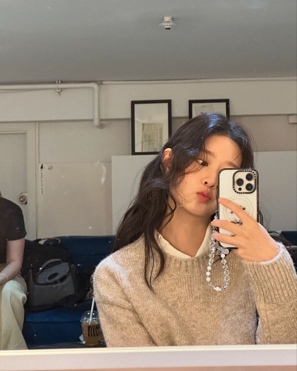 haramyooa's tweet photo. 거울 속 내 모습, 겨울 패션의 완벽한 조화! https://t.co/l1WAQT3rPd
