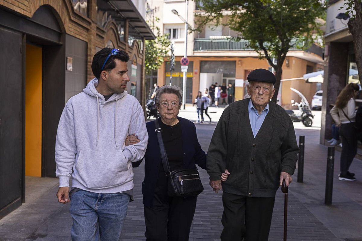 suaracoop's tweet photo. Avui, Dia Internacional de les Persones Cuidadores, presentem Imprescindibles 💜. Un projecte de Suara per posar en valor les cures a les persones grans.

Hem fet un seguiment a persones treballadores del SAD de Suara per explicar el seu dia a dia i les històries de vida de les persones que atenen. Pots llegir-les aquí 👉 https://t.co/D15vj4WYIV

#DiaInternacionalDeLesPersonesCuidadores