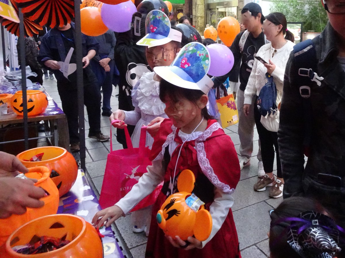 10/31の横浜中華街ハロウィンで、仮装した人にお菓子と風船が