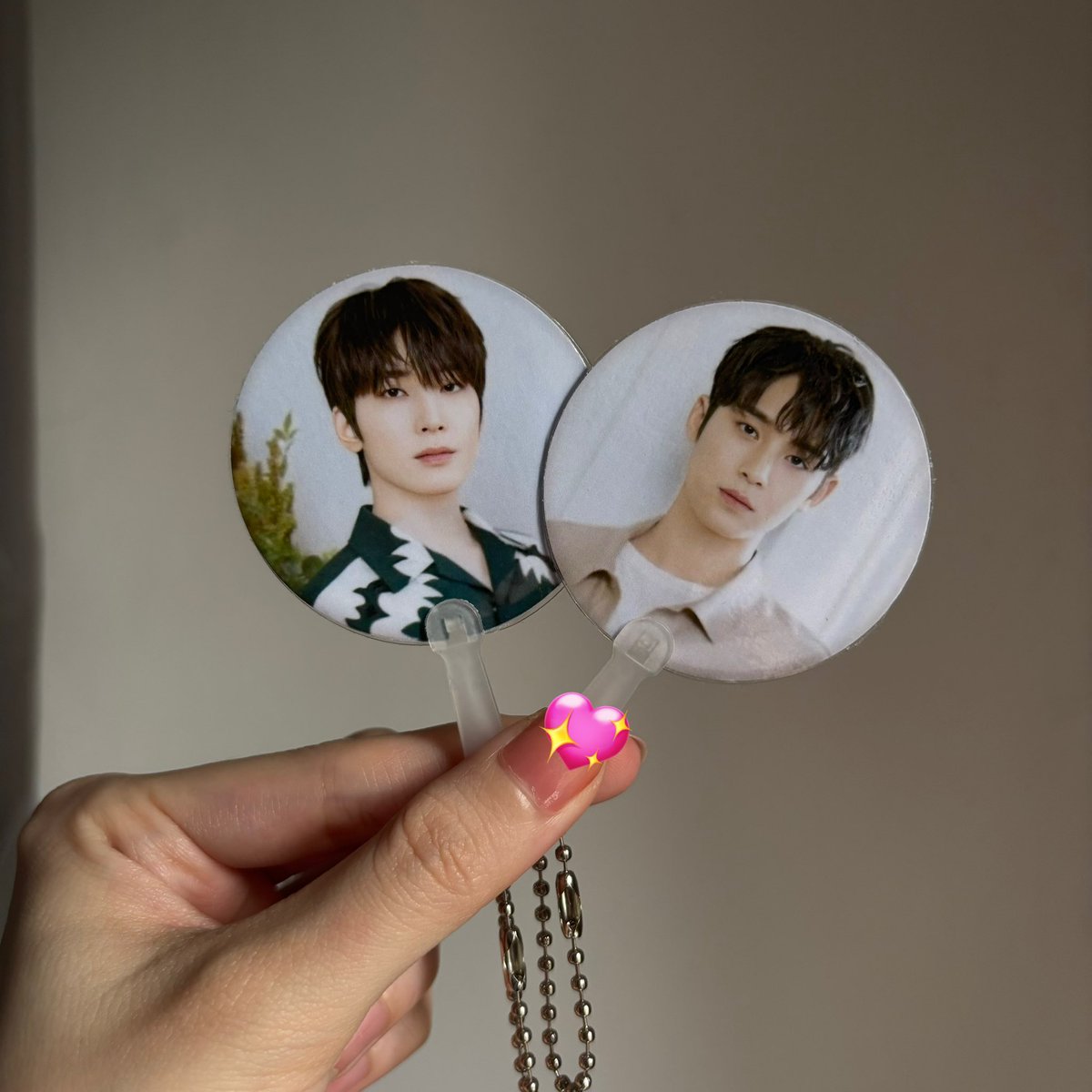 hoonawinky's tweet photo. back to back print seventeen mini uchiwa. check link to order 🫶🏻 https://t.co/t4fJzfEQx3 https://t.co/dB192eEEKO