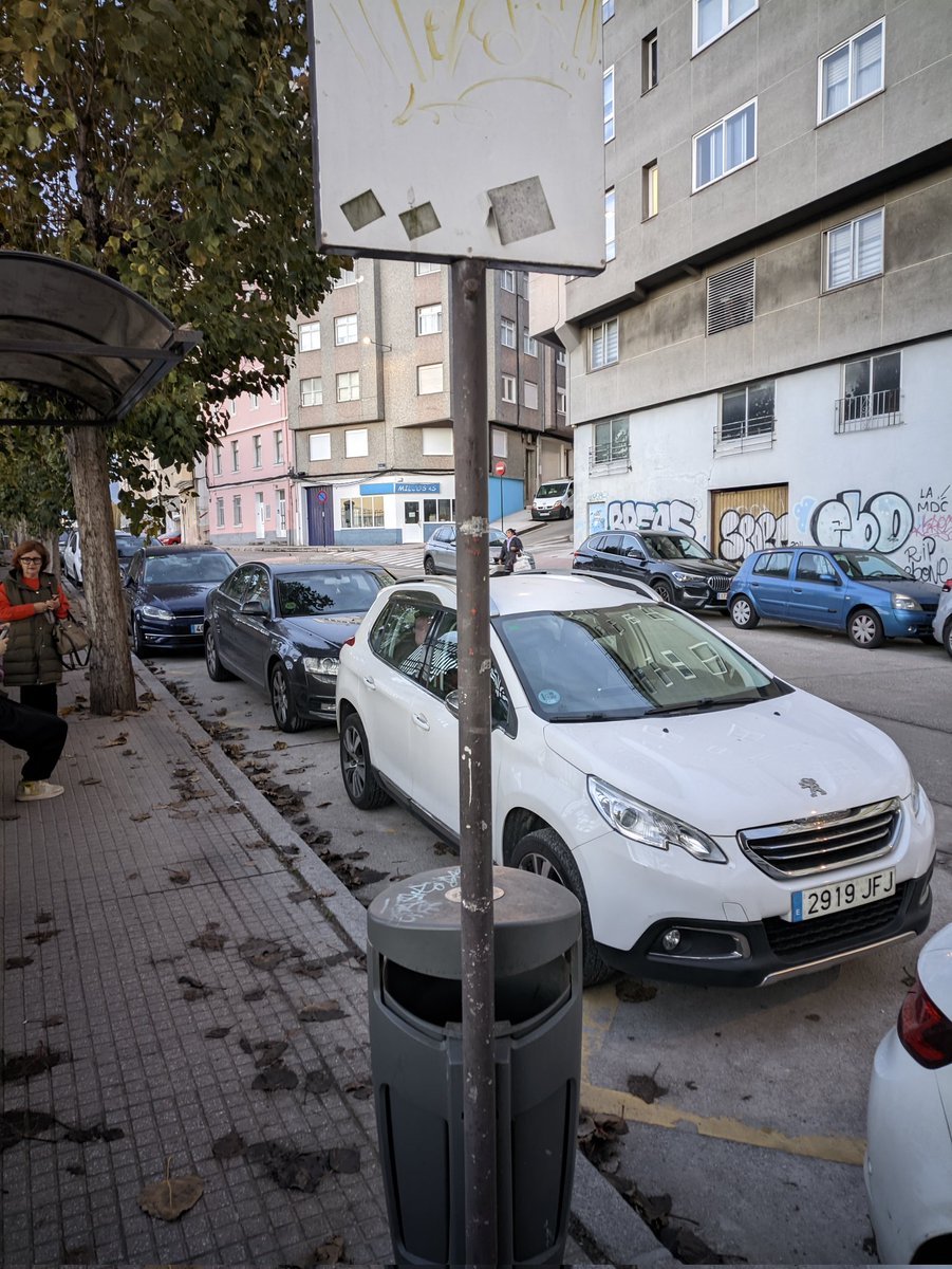 DonZinedine's tweet image. Av da Sardiñeira de novo,todos os días temos coches aparcados impedidndo o acceso ó autobús.....@Policia_Coruna @silcerino @quincemil15000 @ConcelloCoruna
