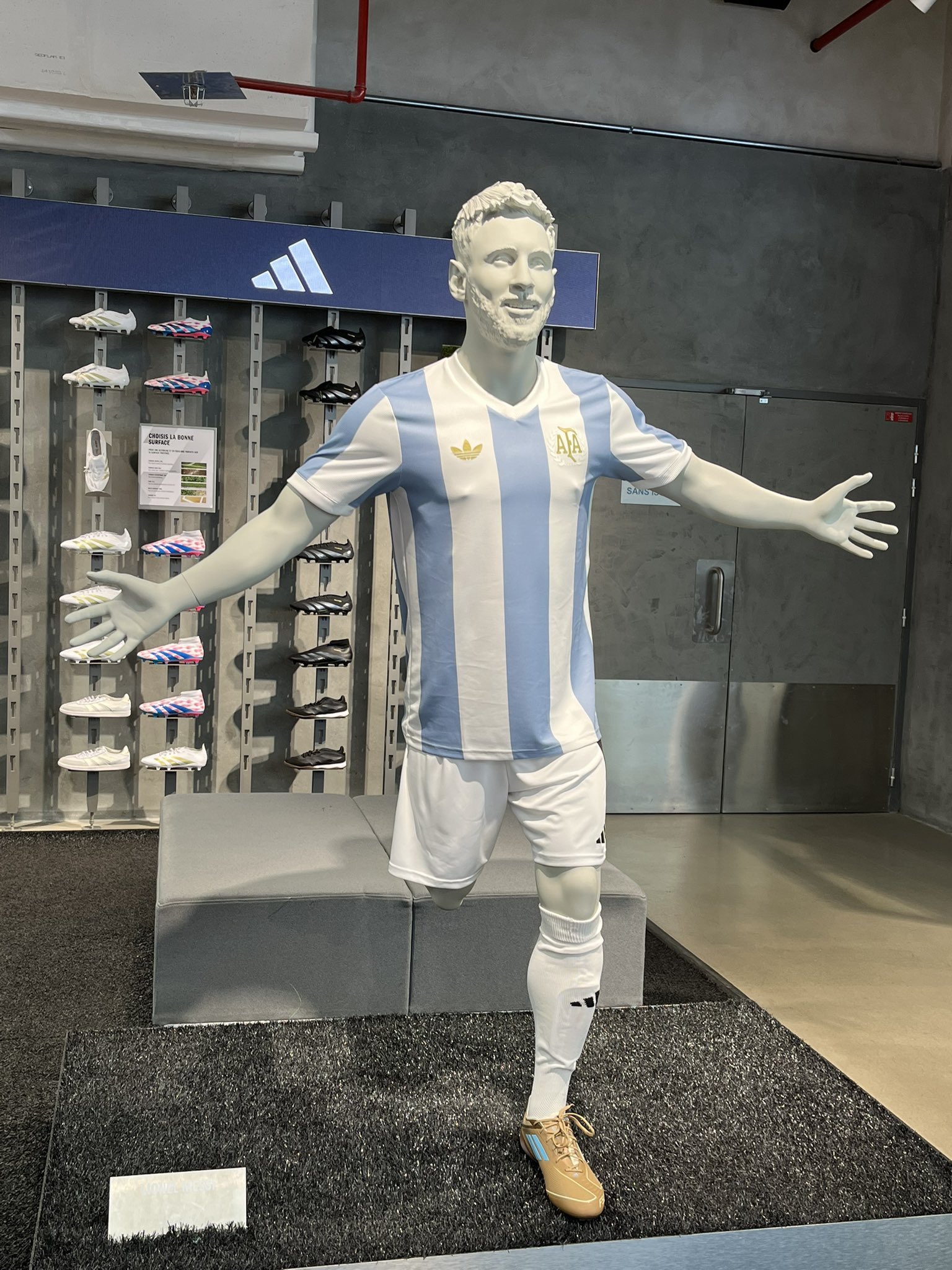 ¿Qué opinas?🐐🐐 en X: "📍París, Francia 🇫🇷 Argentina/Camiseta Adidas 50.º aniversario ya disponible en la tienda Adidas de Francia.🐐🇦🇷😍 https://t.co/i7hBBXzmS3" / X