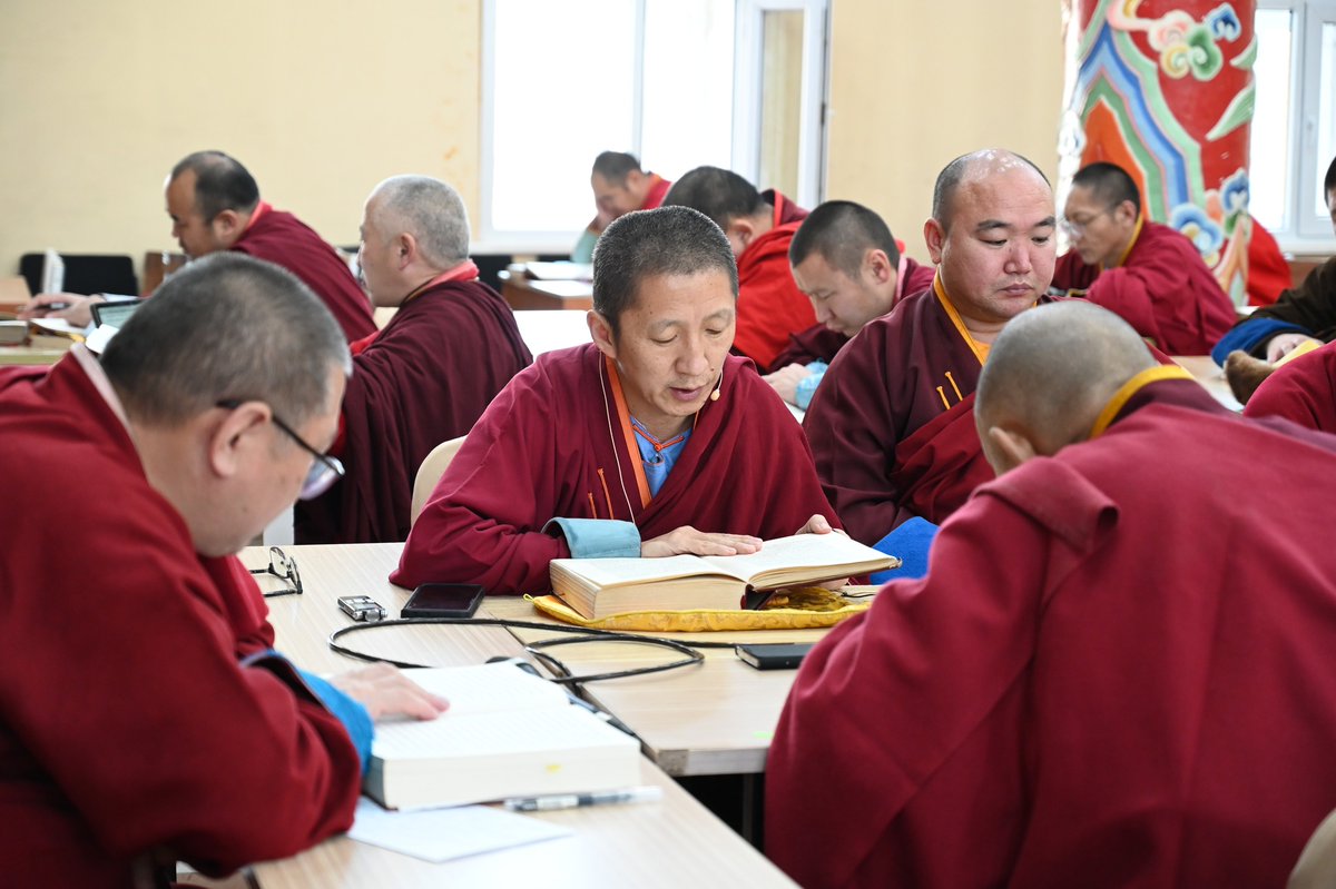 Өнөөдөр өвлийн эхэн сарын шинийн 4
МБШИС- ийн хурлын танхимд Хоёрдугаар ялгуусан Богд Зонхова дээдсийн туурвисан “Их бодь мөрийн зэрэг” номыг 4 дэх өдрөө нийлж байна.
Хугацаа: Өвлийн эхэн сарын шинийн 7-ныг хүртэл буюу 11.08-ны өдөр хүртэл 13:00-14:30 цагийн хооронд   2024.11.05