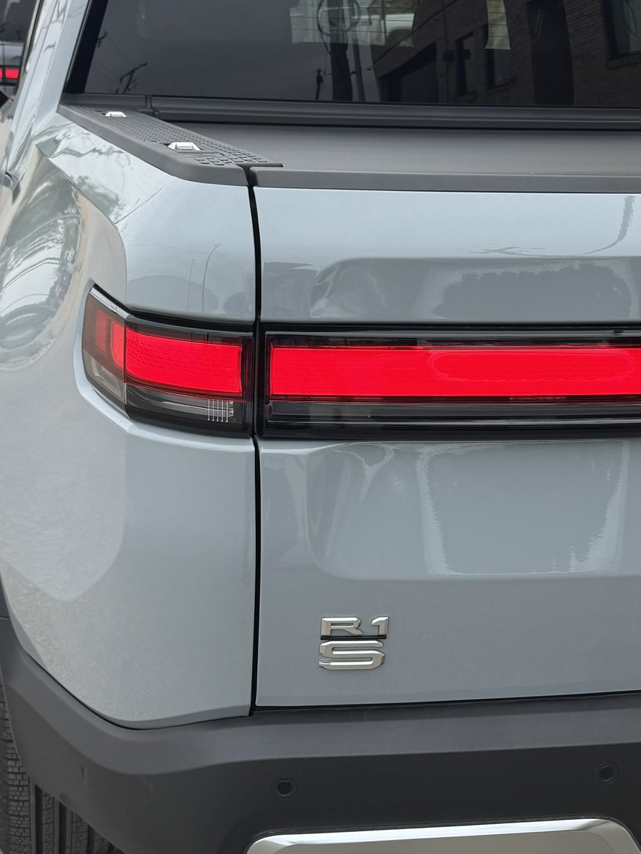 nikilsurapaneni's tweet photo. Hey @Rivian @RJScaringe , I think you guys might have made a tiny mistake..My R1T arrived with an R1S symbol on the back! I'm loving the secret identity, but I'm curious... does this mean I get R1S powers too? Either way, I'm obsessed with my ride! #RivianR1T #R1S #FactoryMystery https://t.co/fVawB83eU4