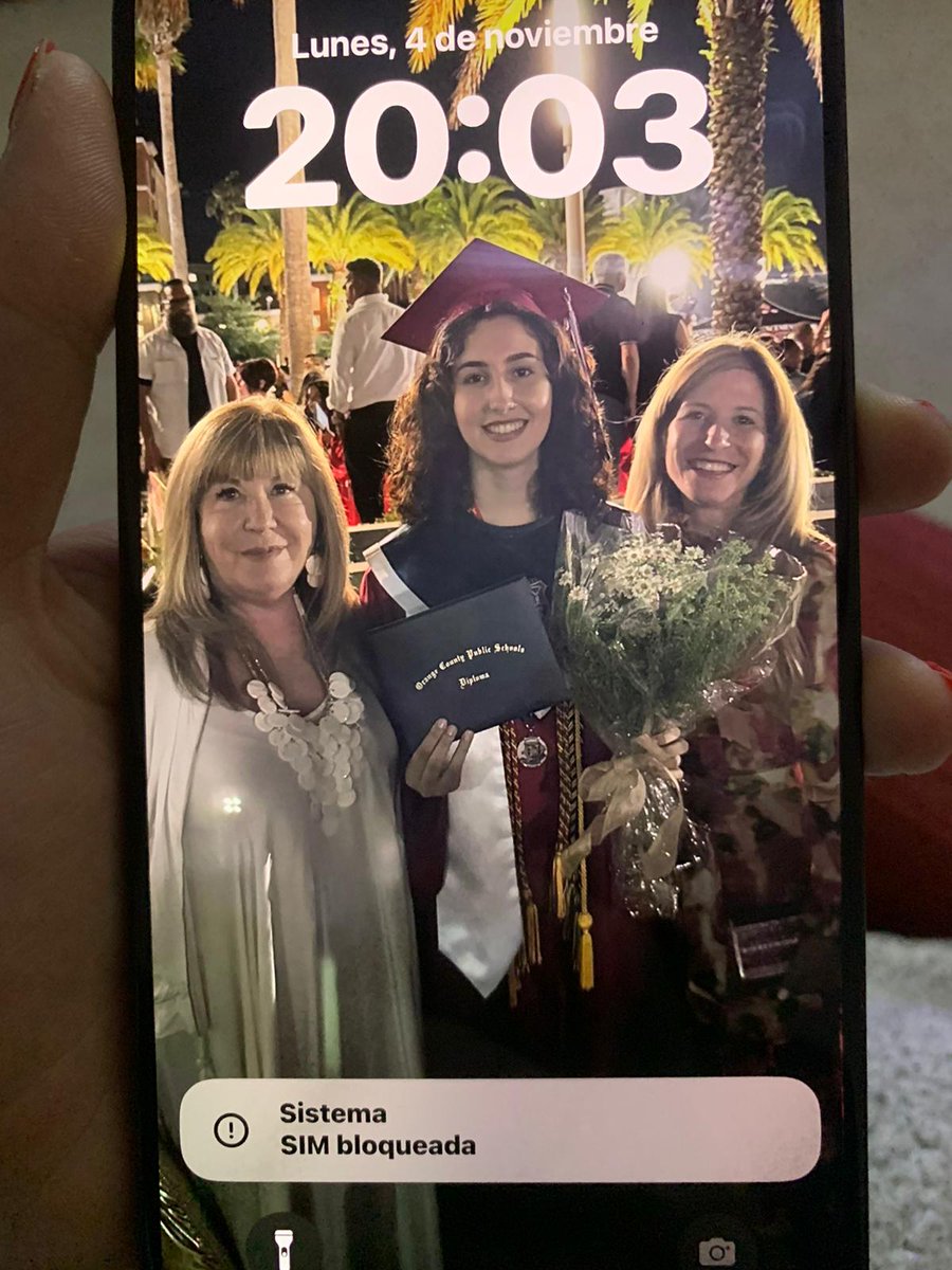 Ahir ens vam trobar aquest Iphone a Catarroja, dins del fang. Si coneixeu a la persona de la foto o és vostre contacteu amb mí. El mòbil funciona.