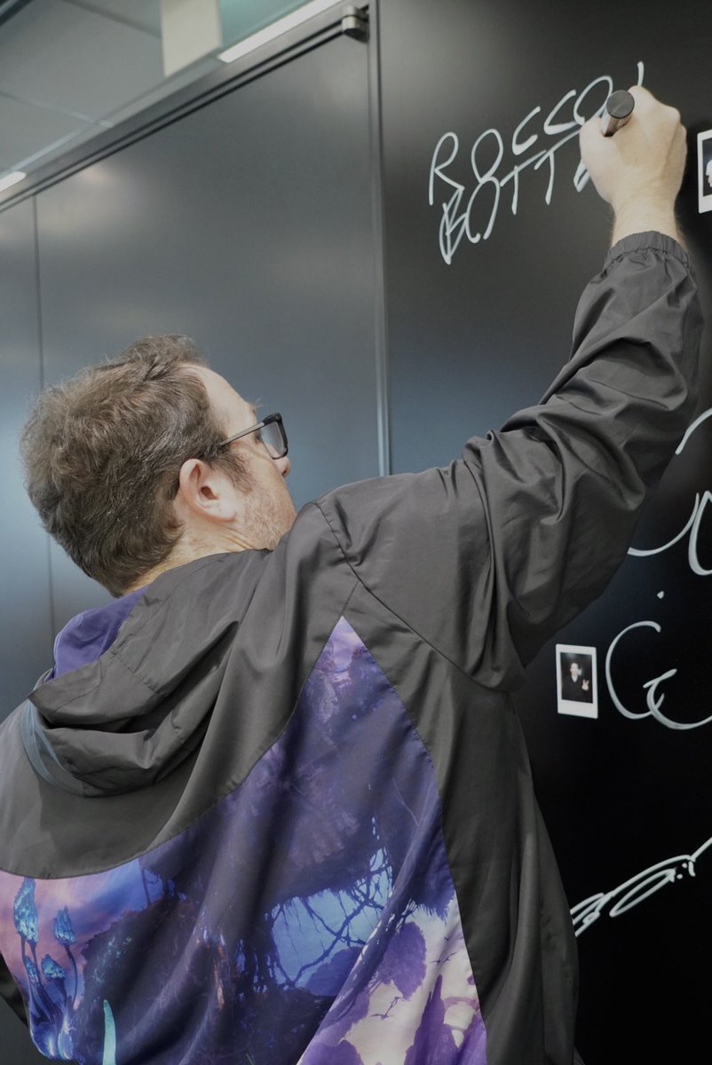 HIDEO_KOJIMA_EN's tweet image. He signed on our sign board. Thank you 🙏👍🫶