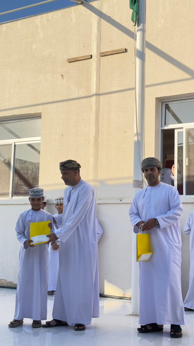 كرمت إدارة المدرسة طلاب الصف الخامس المشاركين في مسابقة الدراسات الاجتماعية والتي نظمتها مدرسة هشام بن حكيم حصلت المدرسة على المركز الثاني ضمن 35 مدرسة مشاركة اشرف على الطلاب الأستاذ علي الهنائي والطلبة هم معاذ الغافري إلياس الصلتي احمد السلامي وحمود الغافري