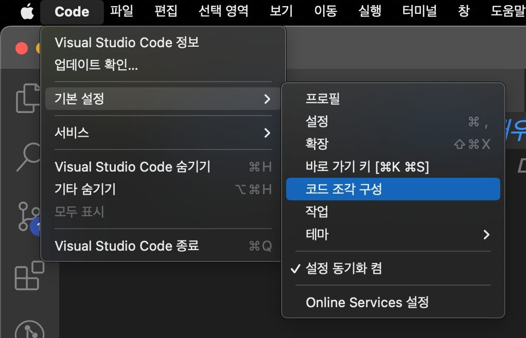 naradesign's tweet photo. VSCode에서 나만의 코드 자동 완성 기능을 설정할 수 있다. 예를 들면 .scss 개발 환경에서 '@th'와 같이 내가 임의로 설정한 단축 명령어를 입력하면 라이트/다크 테마 코드를 분기하는 CSS 코트 조각을 한 번에 완성해 주는 식이다. https://t.co/0K1QuOnAWu https://t.co/uFnx2VVxUm