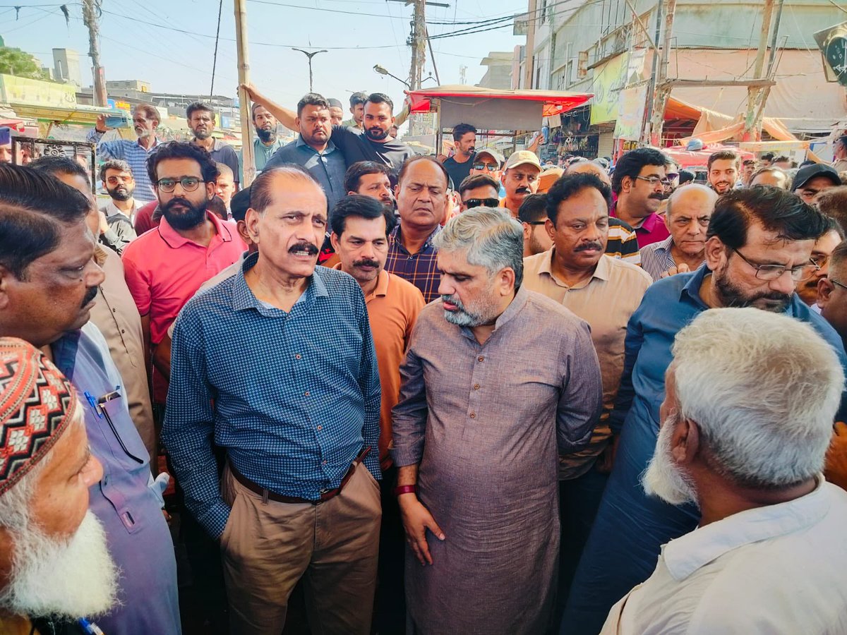 Nadirqureshi's tweet photo. نیو کراچی میں تجاوزات کے نام پر لوگوں کی دکانیں اور گھر گرانے پر سئینر رہنماء انیس قائمخانی ، سی او سی انچارج فرقان اطیب حق پرست MPAs اور کارکنان کی بڑی تعداد متاثرین کے ساتھ یکجہتی کے لئے موجود!! 

 #MQMPakistanSMConvention https://t.co/vzdSBbJd3f